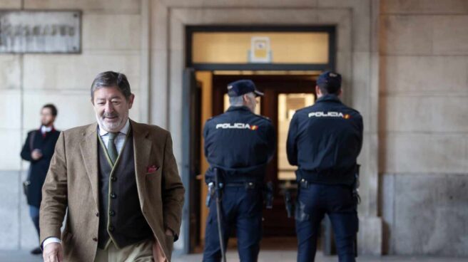 Javier Guerrero, ex director general de Trabajo de la Junta de Andalucía, saliendo de los juzgados de Sevilla.