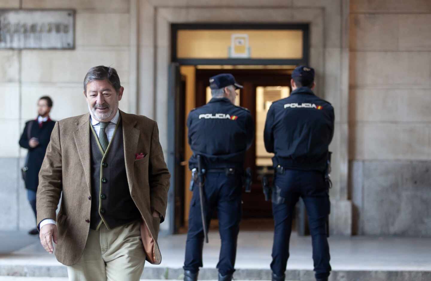 Javier Guerrero, ex director general de Trabajo de la Junta de Andalucía, saliendo de los juzgados de Sevilla.