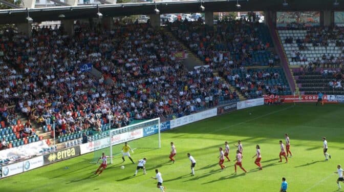 Futbolistas denuncian el "obsoleto" convenio de 2ªB: en pesetas y con permiso para ir a la mili