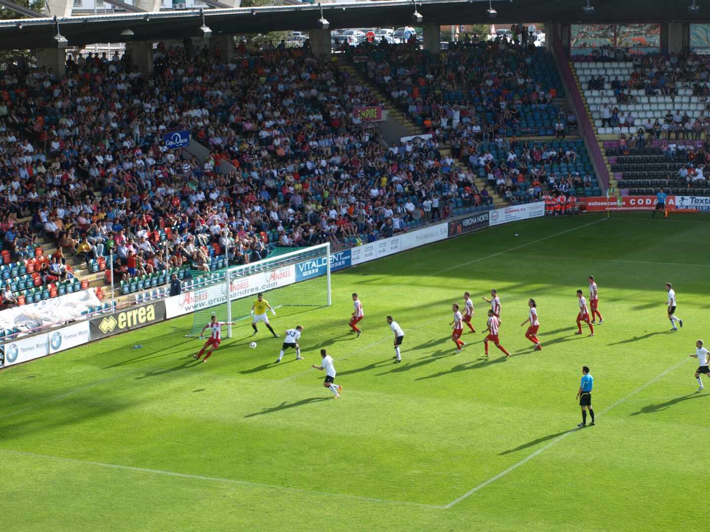 Futbolistas denuncian el "obsoleto" convenio de 2ªB: en pesetas y con permiso para ir a la mili