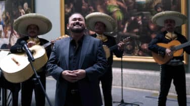 Javier Camarena felicita  al Prado cantando