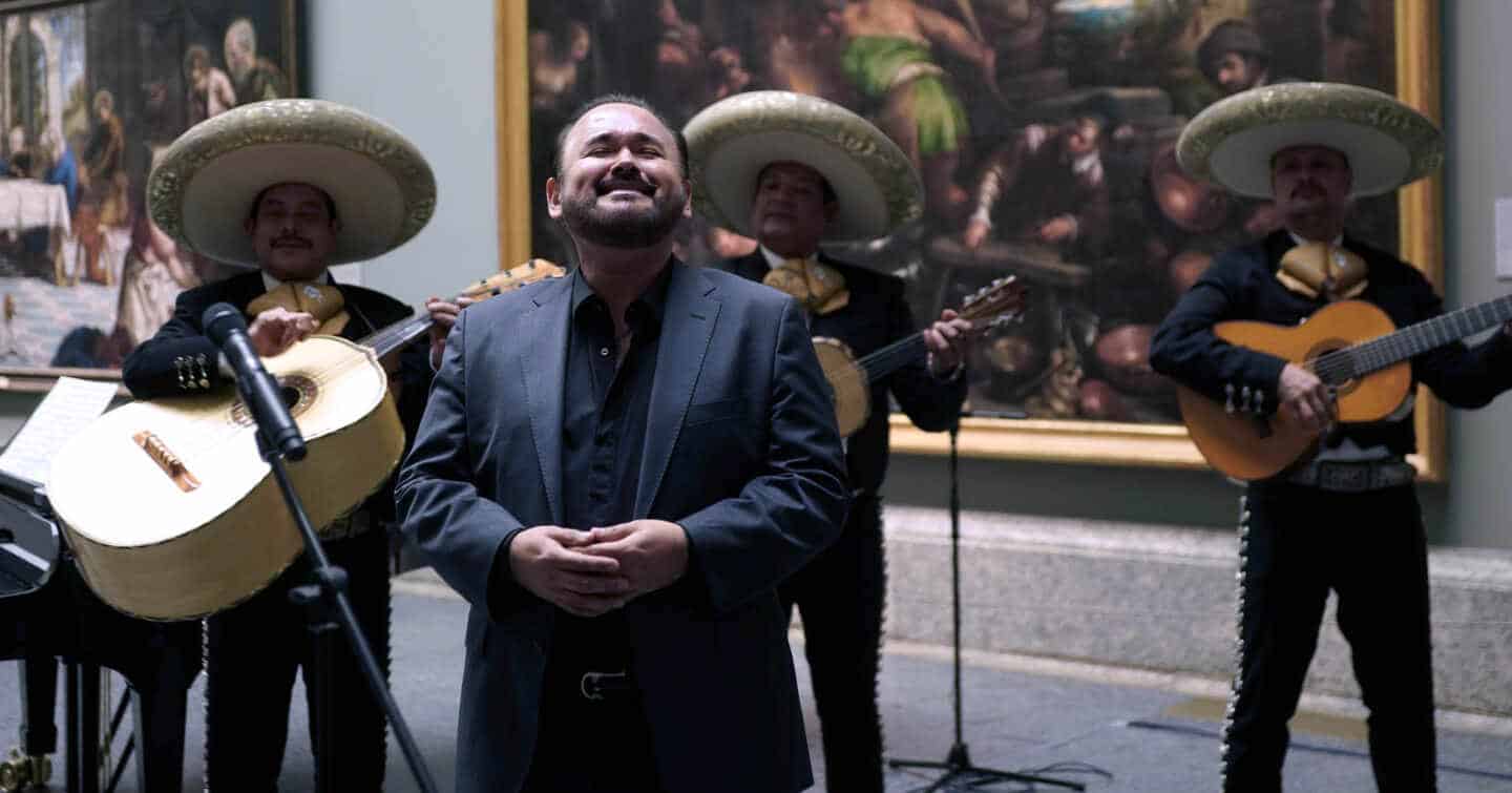 Javier Camarena felicita  al Prado cantando