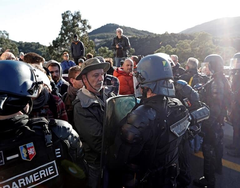 La Guardia Civil, camino de La Jonquera por si se producen disturbios cuando se desaloje