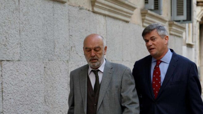El juez procesado por requisar móviles a periodistas pide la jubilación anticipada El magistrado Miguel Florit (izquierda), dirigiéndose a declarar.
