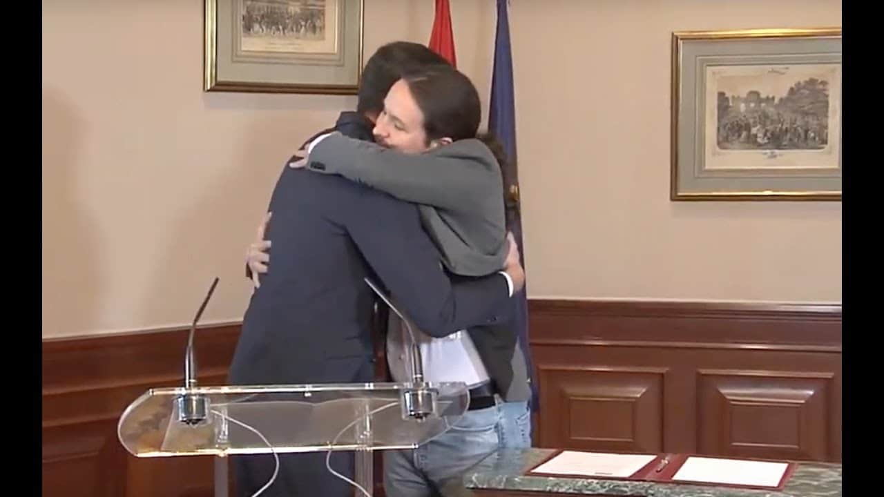 Vídeo: el "oooooh" de la prensa tras el abrazo entre Sánchez e Iglesias