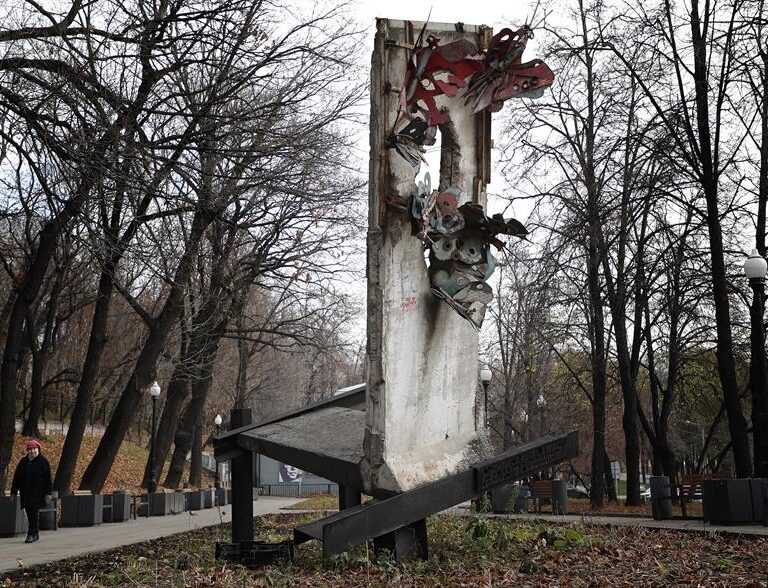 La historia del fragmento del muro de Berlín en Moscú
