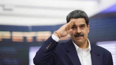 Maduro entrega 13.000 fusiles para 'proteger industrias': "Cada fábrica, un cuartel"
