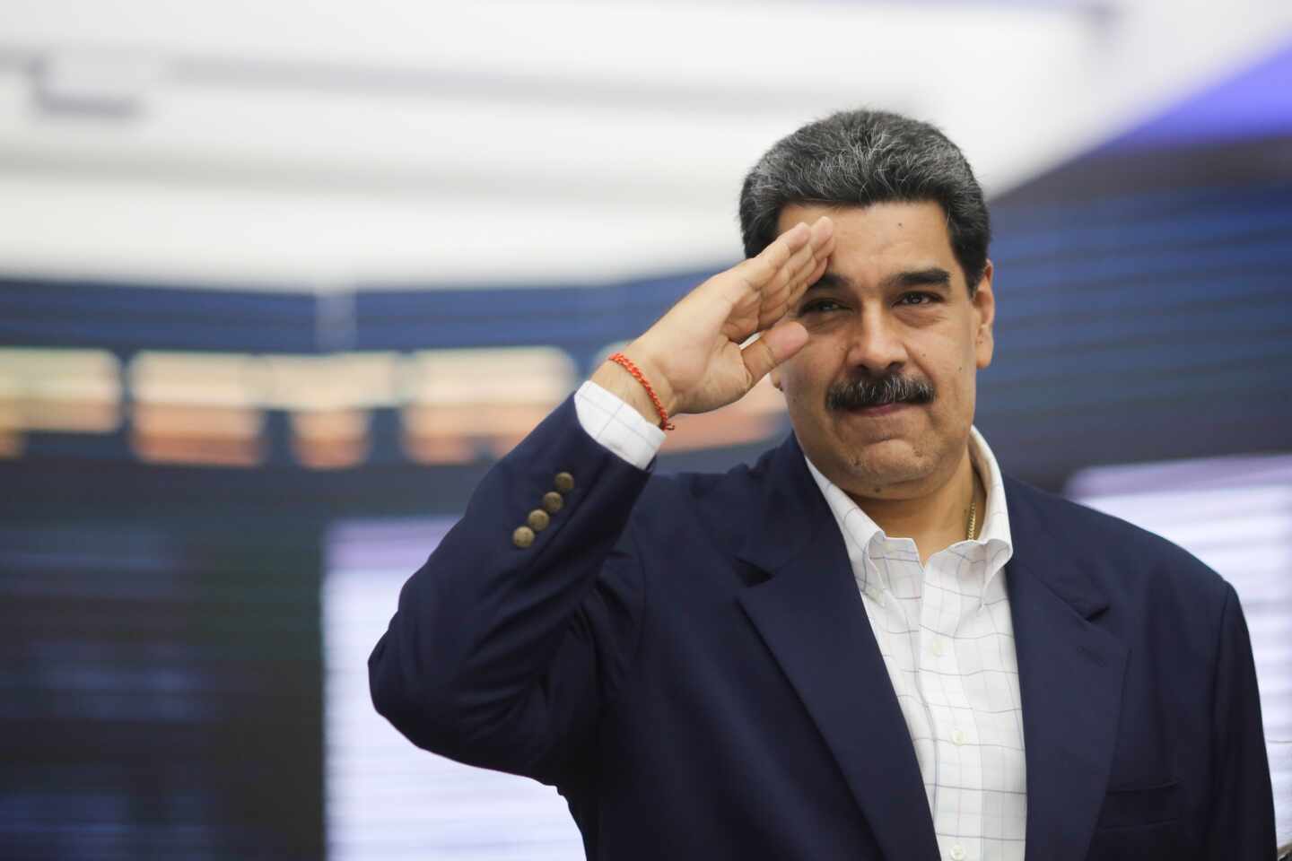 Maduro entrega 13.000 fusiles para 'proteger industrias': "Cada fábrica, un cuartel"