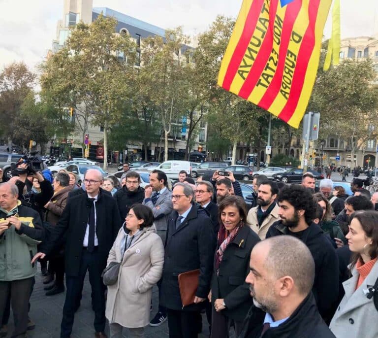 Torra llega a las inmediaciones del TSJC y le reciben su Govern, Torrent y Mas