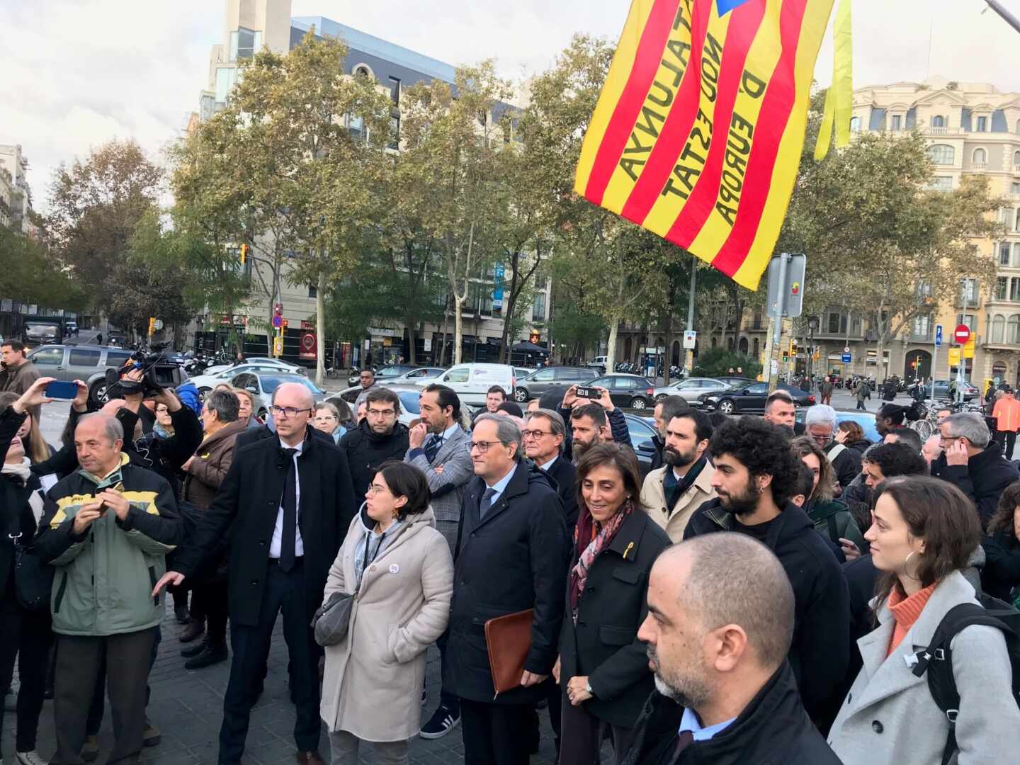 Torra llega a las inmediaciones del TSJC y le reciben su Govern, Torrent y Mas