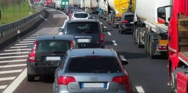 Tráfico: Largas retenciones en las salidas de Madrid y en carreteras de Cataluña, Valencia y Toledo