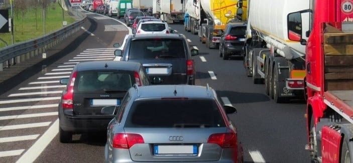 Tráfico: Largas retenciones en las salidas de Madrid y en carreteras de Cataluña, Valencia y Toledo