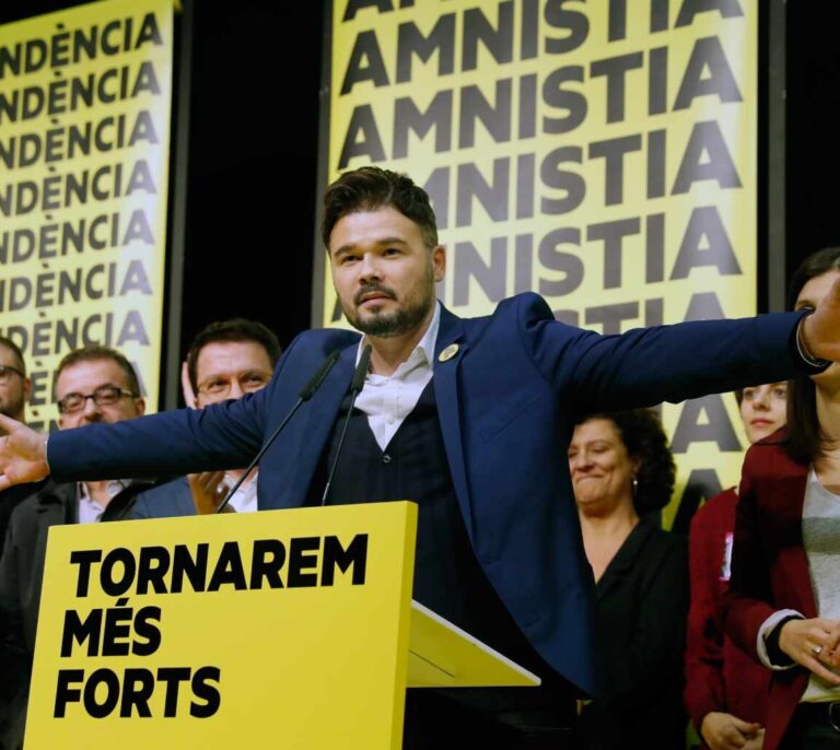 El independentismo se resquebraja por la pulla de Rufián a los "James Bond" de Puigdemont