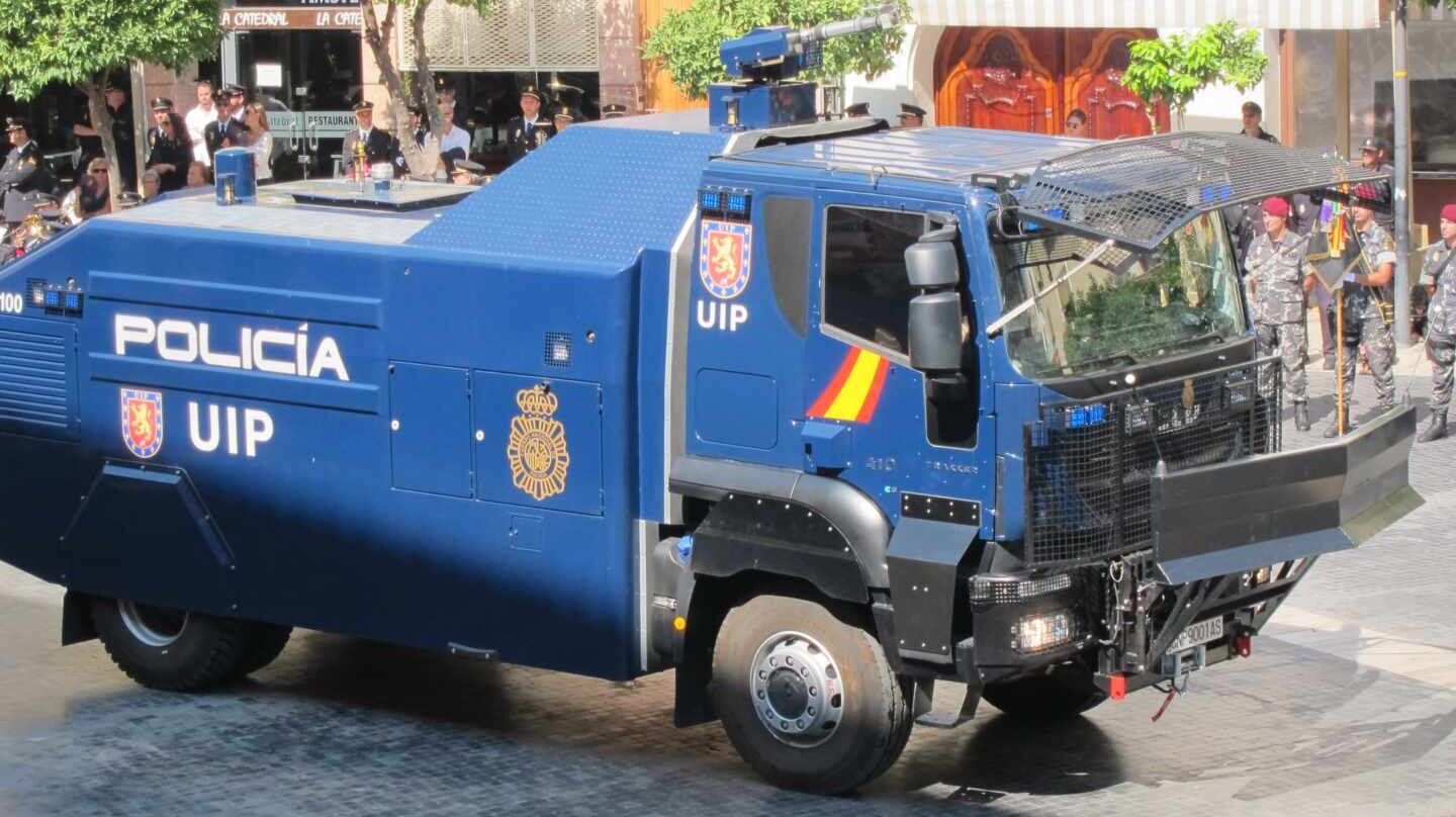El camión 'lanza-agua' de la Policía Nacional, en una exhibición.