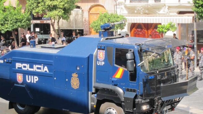 El camión 'lanza-agua' de la Policía Nacional, en una exhibición.