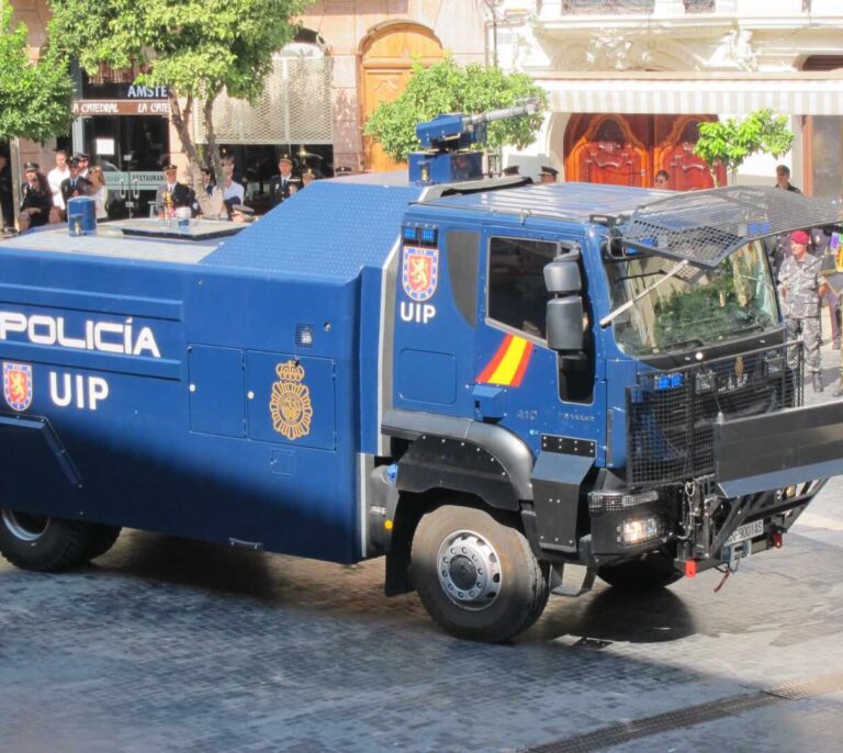 El camión 'lanza-agua' de la Policía regresa a Madrid sin haberse estrenado en Cataluña