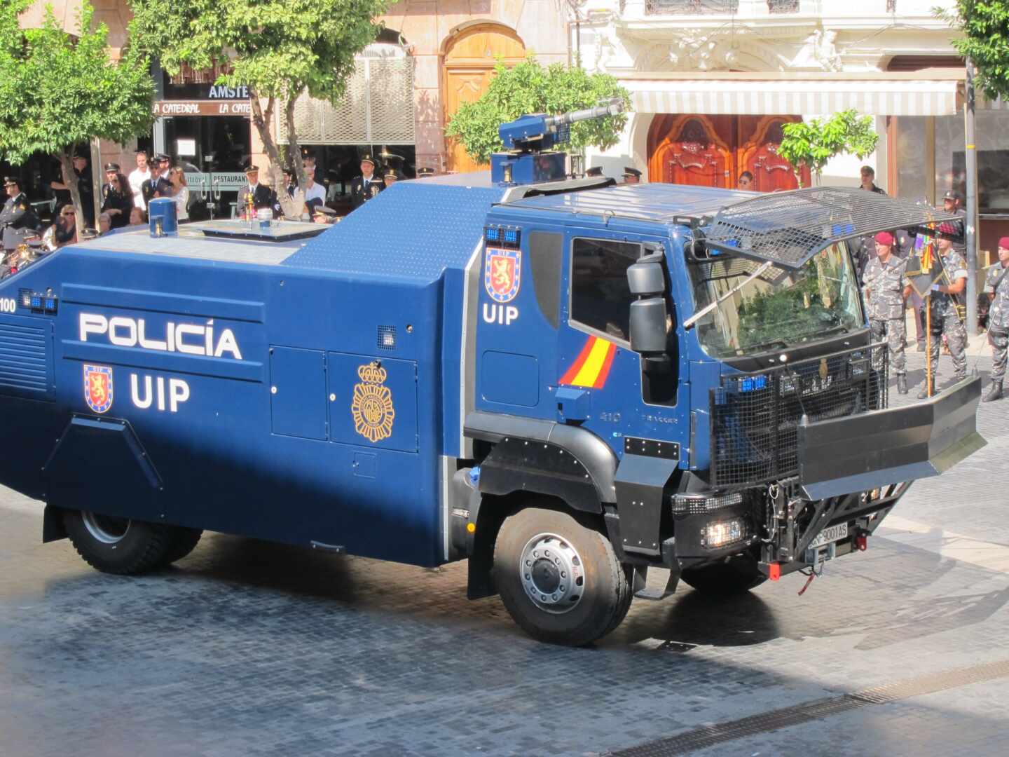 El camión 'lanza-agua' de la Policía Nacional, en una exhibición.