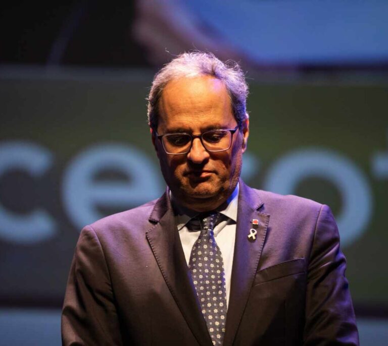 Torra se enfrenta a una posible inhabilitación por no retirar los lazos amarillos del Palau en periodo electoral