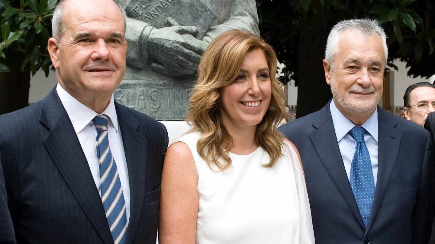 Susana Díaz, flanqueada por Manuel Chaves y José Antonio Griñán en el Parlamento andaluz.