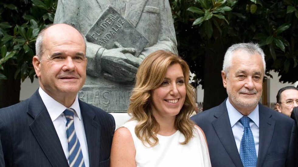 Susana Díaz, flanqueada por Manuel Chaves y José Antonio Griñán en el Parlamento andaluz.