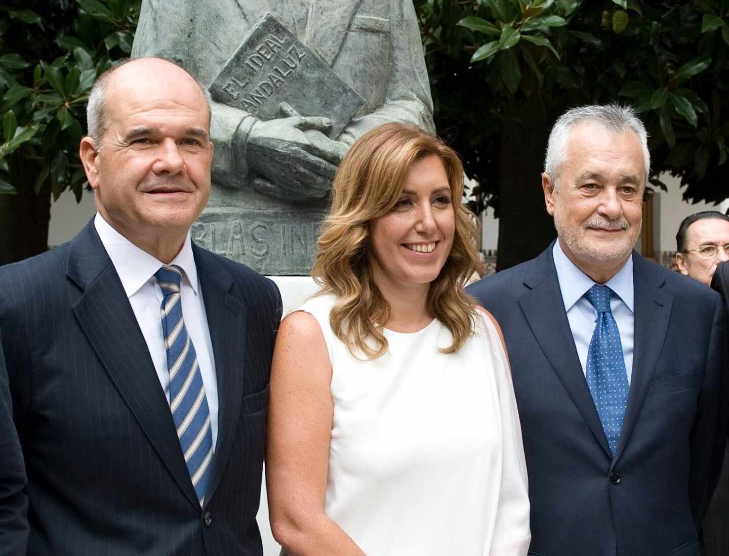 Susana Díaz, flanqueada por Manuel Chaves y José Antonio Griñán en el Parlamento andaluz.