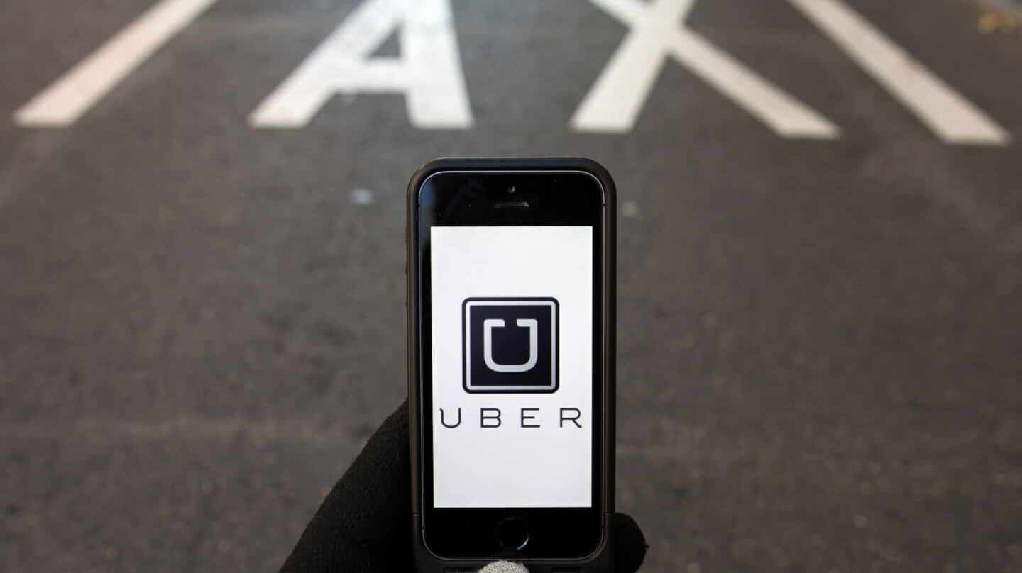 Un móvil con la aplicación de Uber.