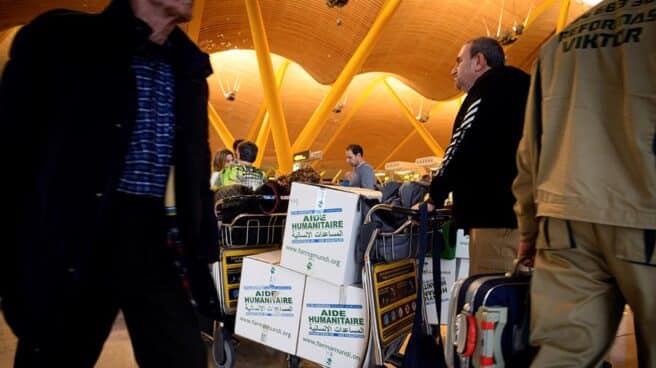 Voluntarios transportan este viernes mercancía para los refugiados de Tinduf (Argelia) en el aeropuerto Madrid-Barajas.