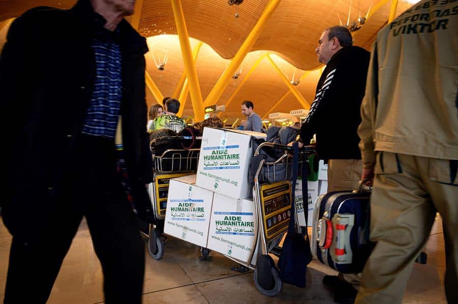 Voluntarios transportan este viernes mercancía para los refugiados de Tinduf (Argelia) en el aeropuerto Madrid-Barajas.