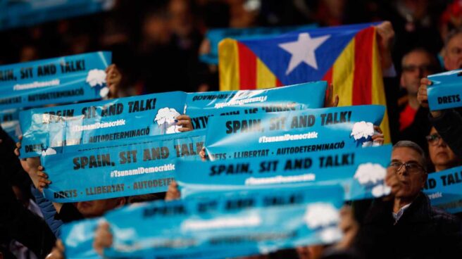 Pancartas de Tsunami durante el FC Barcelona - Real Madrid.