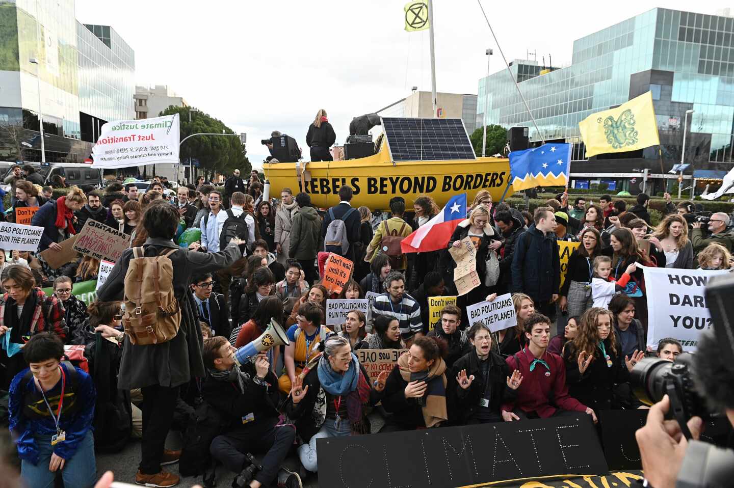Manifestación de decenas de jóvenes del movimiento Fridays For Future en la Cumbre del clima.