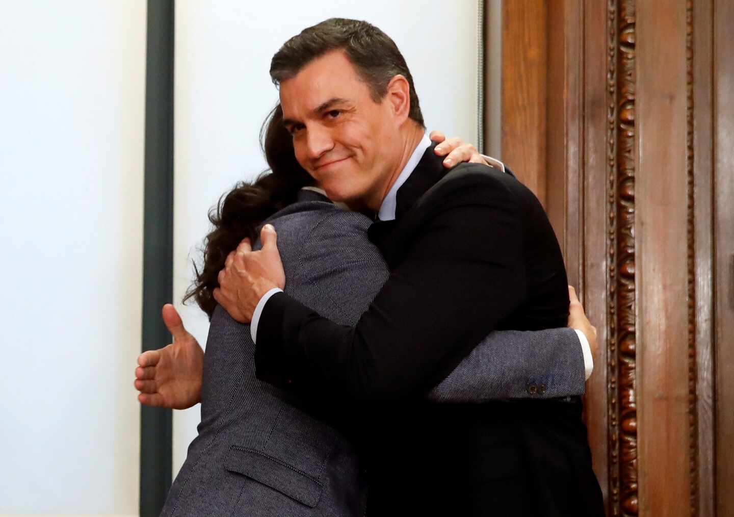 Pedro Sánchez y Pablo Iglesias se abrazan en la firma del acuerdo programático.