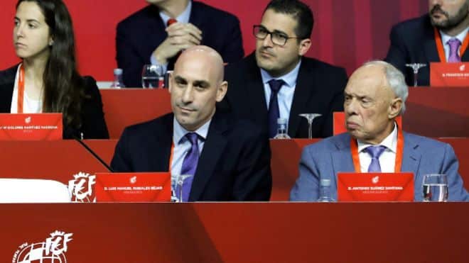 El presidente de la RFEF, Luis Rubiales junto a Antonio Suárez Santana.