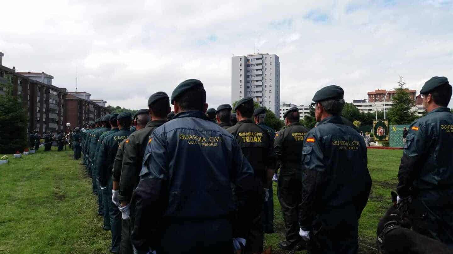 Agentes de la Guardia Civil de la unidad de TEdax desfilan durante un acto en el cuartel de Intxaurrondo.