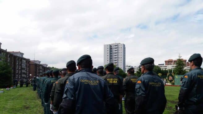 Agentes de la Guardia Civil de la unidad de TEdax desfilan durante un acto en el cuartel de Intxaurrondo.