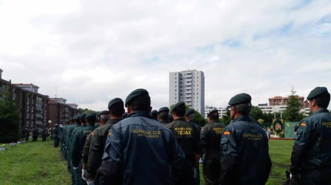 Agentes de la Guardia Civil de la unidad de TEdax desfilan durante un acto en el cuartel de Intxaurrondo. Agentes de la Guardia Civil de la unidad de TEdax desfilan durante un acto en el cuartel de Intxaurrondo.