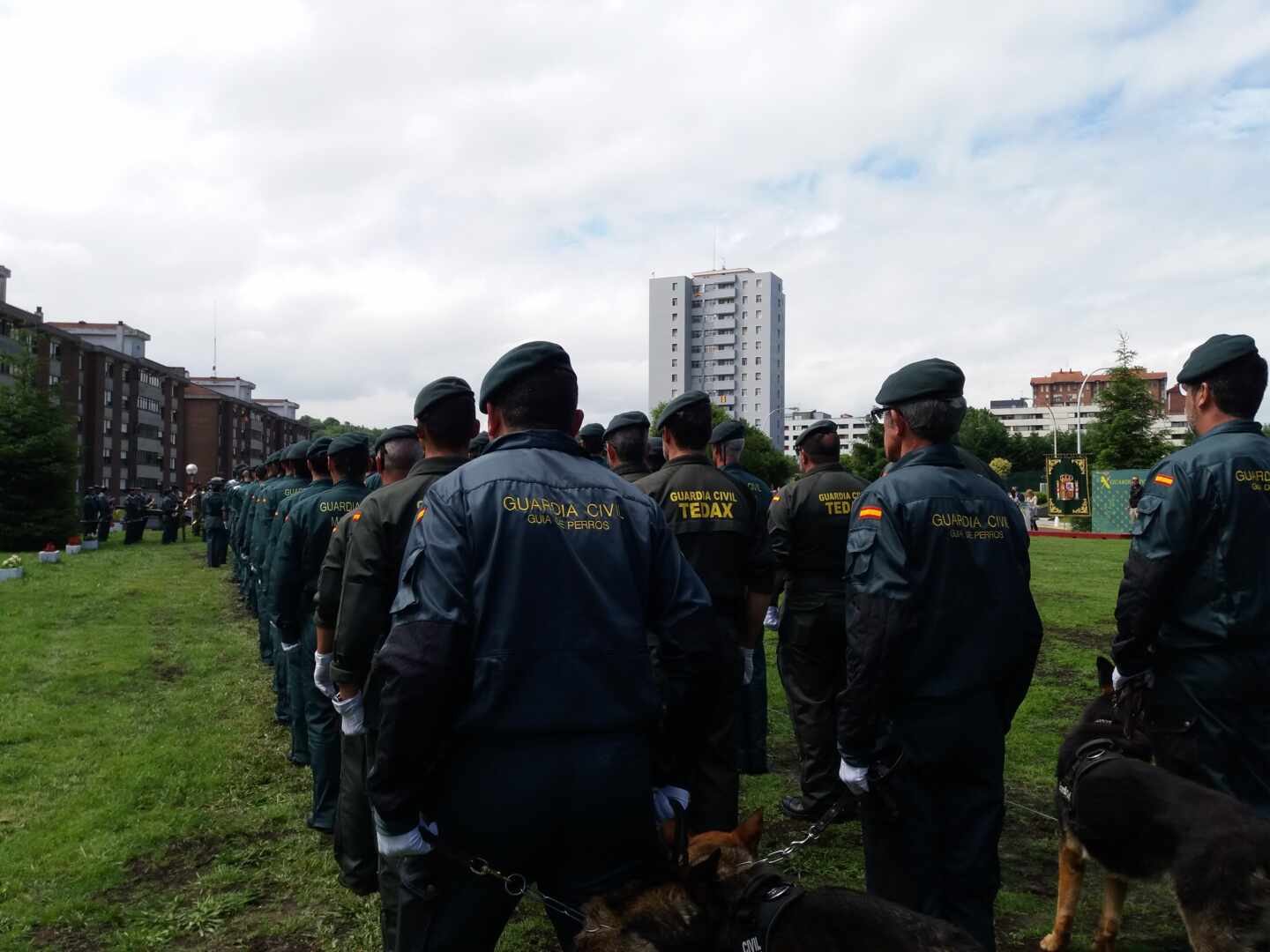 Agentes de la Guardia Civil de la unidad de TEdax desfilan durante un acto en el cuartel de Intxaurrondo.