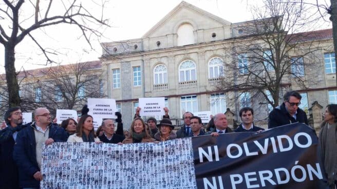 El presidente de la Asociación Esteban de Gurtubay, Carlos Urquijo, junto a otros simpatizantes, durante la concentración contra López de Abetxuko en la UPV.