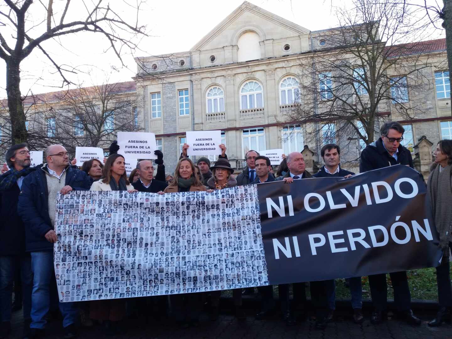 El presidente de la Asociación Esteban de Gurtubay, Carlos Urquijo, junto a otros simpatizantes, durante la concentración contra López de Abetxuko en la UPV.