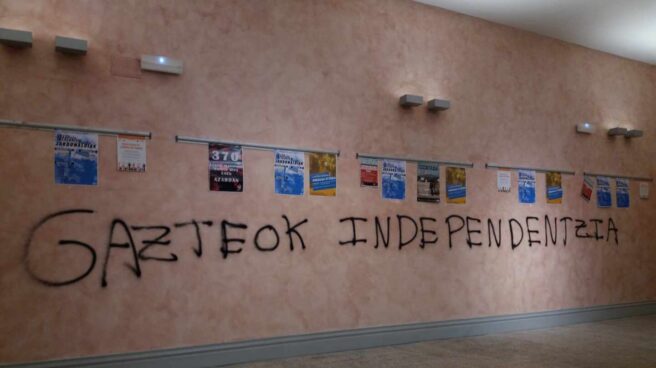 Pintada con el lema, 'Los jóvenes, independencia' en el interior del aulario de la UPV en Álava.