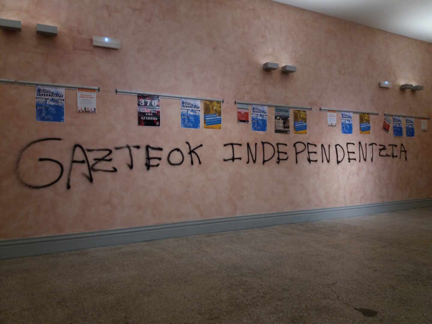 Pintada con el lema, 'Los jóvenes, independencia' en el interior del aulario de la UPV en Álava.