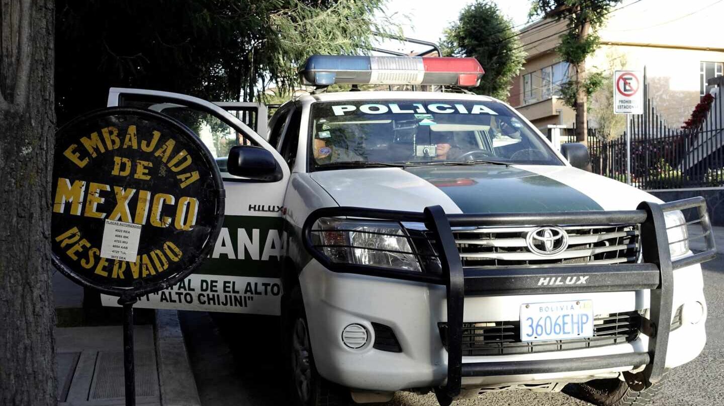 Un vehículo policial ante la embajada mexicana en La Paz (Bolivia) tras el incidente del pasado 27 de diciembre.