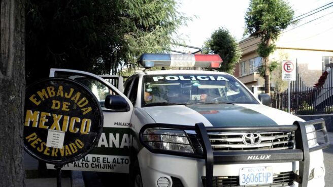 Un vehículo policial ante la embajada mexicana en La Paz (Bolivia) tras el incidente del pasado 27 de diciembre.