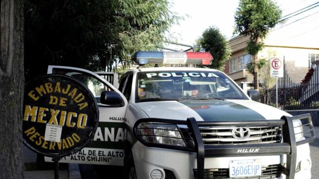 EPolicías piden a la ministra de Exteriores que actúe para garantizar la seguridad de los GEO en Bolivia Un vehículo policial ante la embajada mexicana en La Paz (Bolivia) tras el incidente del pasado 27 de diciembre.