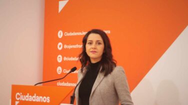 Arrimadas pide al PSOE una"reacción patriótica" para "frenar la locura" de Pedro Sánchez