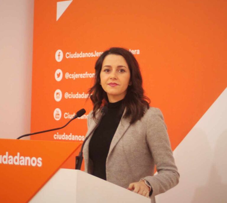 Arrimadas pide al PSOE una"reacción patriótica" para "frenar la locura" de Pedro Sánchez