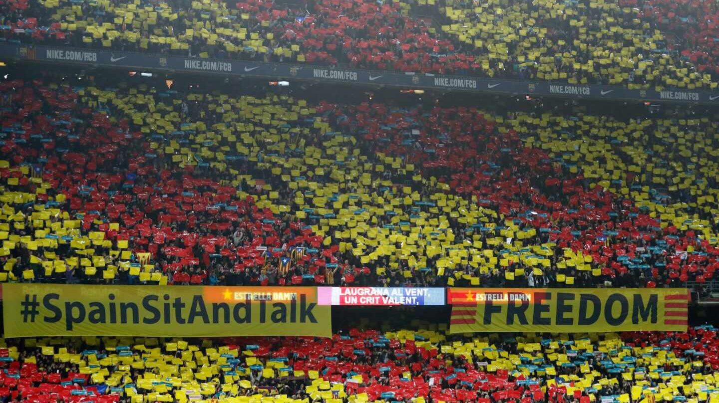 Pancarta de 'Spain, sit and talk' en el Camp Nou.