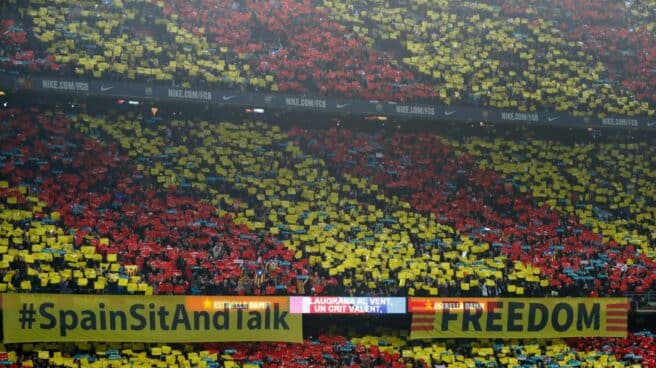 Pancarta de 'Spain, sit and talk' en el Camp Nou.