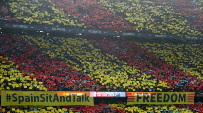 Los radicales obligan a detener el Clásico lanzando objetos al campo