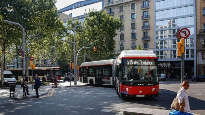 Autobús de la TMB circulando por Barcelona.