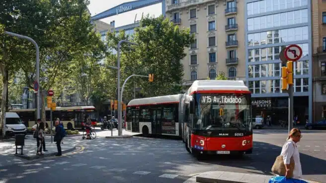 Muere una pasajera de un autobús de Barcelona por un frenazo para evitar atropellar a un peatón